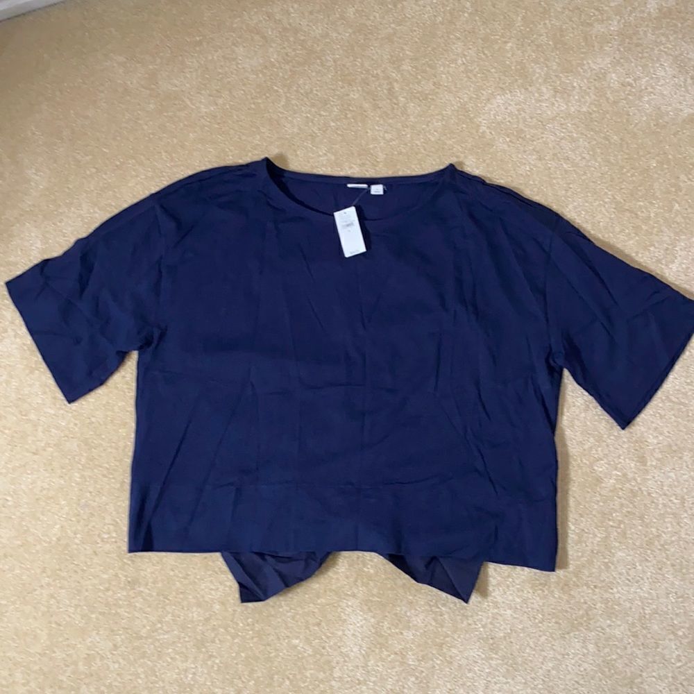 Women’s Navy Gap Short Sleeved Shirt with Bow detail on back Small NWT